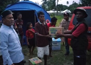 Dinsos dan BPBD SBT Salurkan Bantuan Bagi Warga Pesisir Korban Cuaca Ekstrem