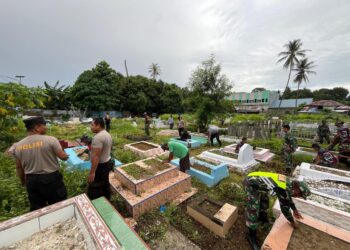 Koramil Bula Aksi Bersih di Tempat Pemakaman Umum