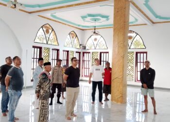 Kunjungi Desa Fattolo, Kapolres SBT Silahturahmi dengan Warga & Tinjau Masjid