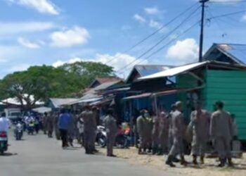 Satpol PP SBT Bongkar Paksa Lapak Pedagang di Pasar Lama Bula