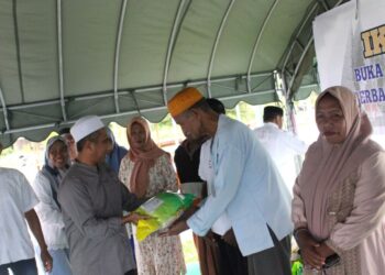 IKAPTK SBT Bukber & Berbagi di Kampung Ramadan Pantai Wailola Bula, 45 Warga Terima Bantuan